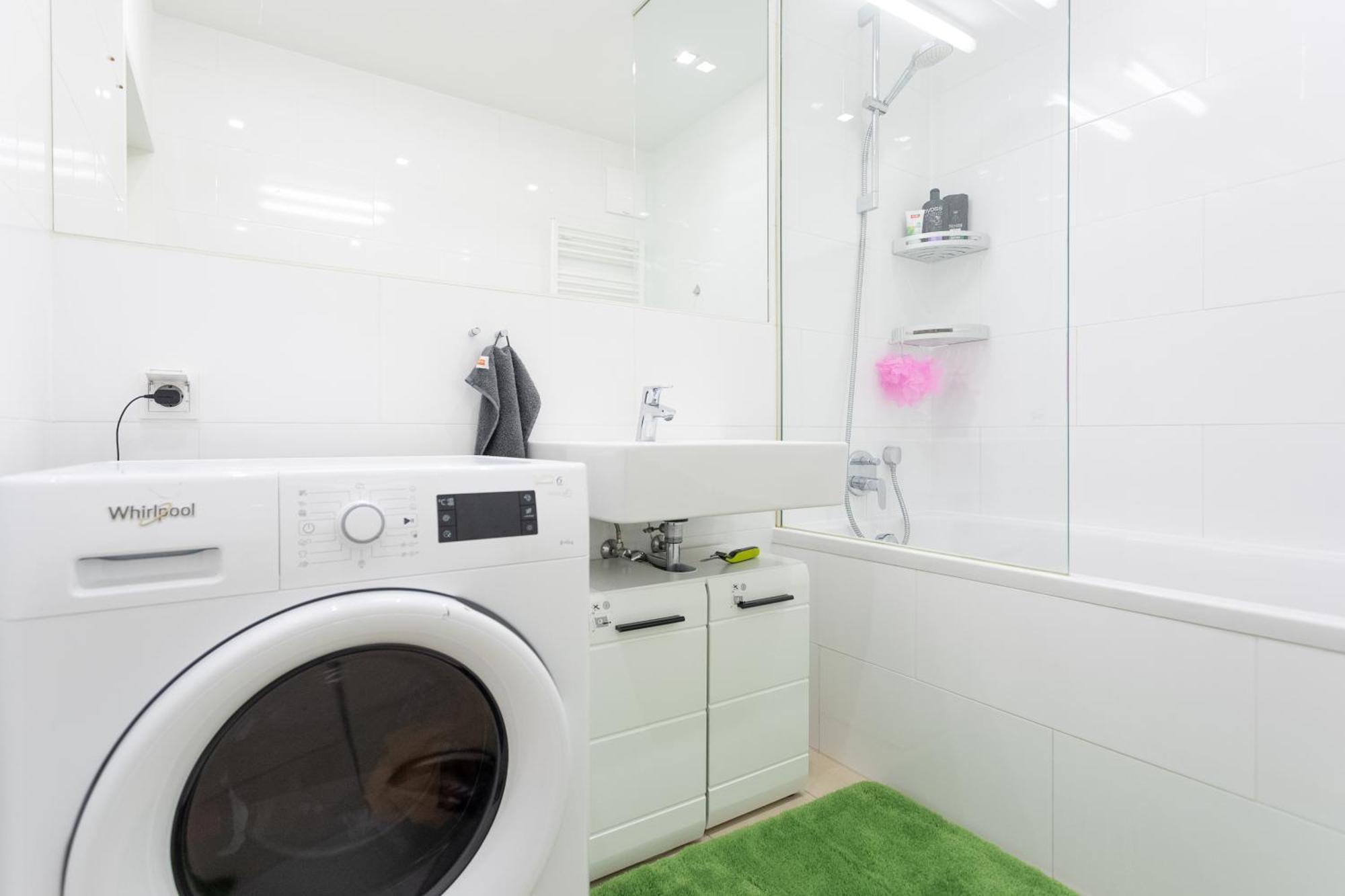 Private Room With Ac- Microwave, Personal Fridge & Metro Access - 7 Min To Center Wien Eksteriør billede