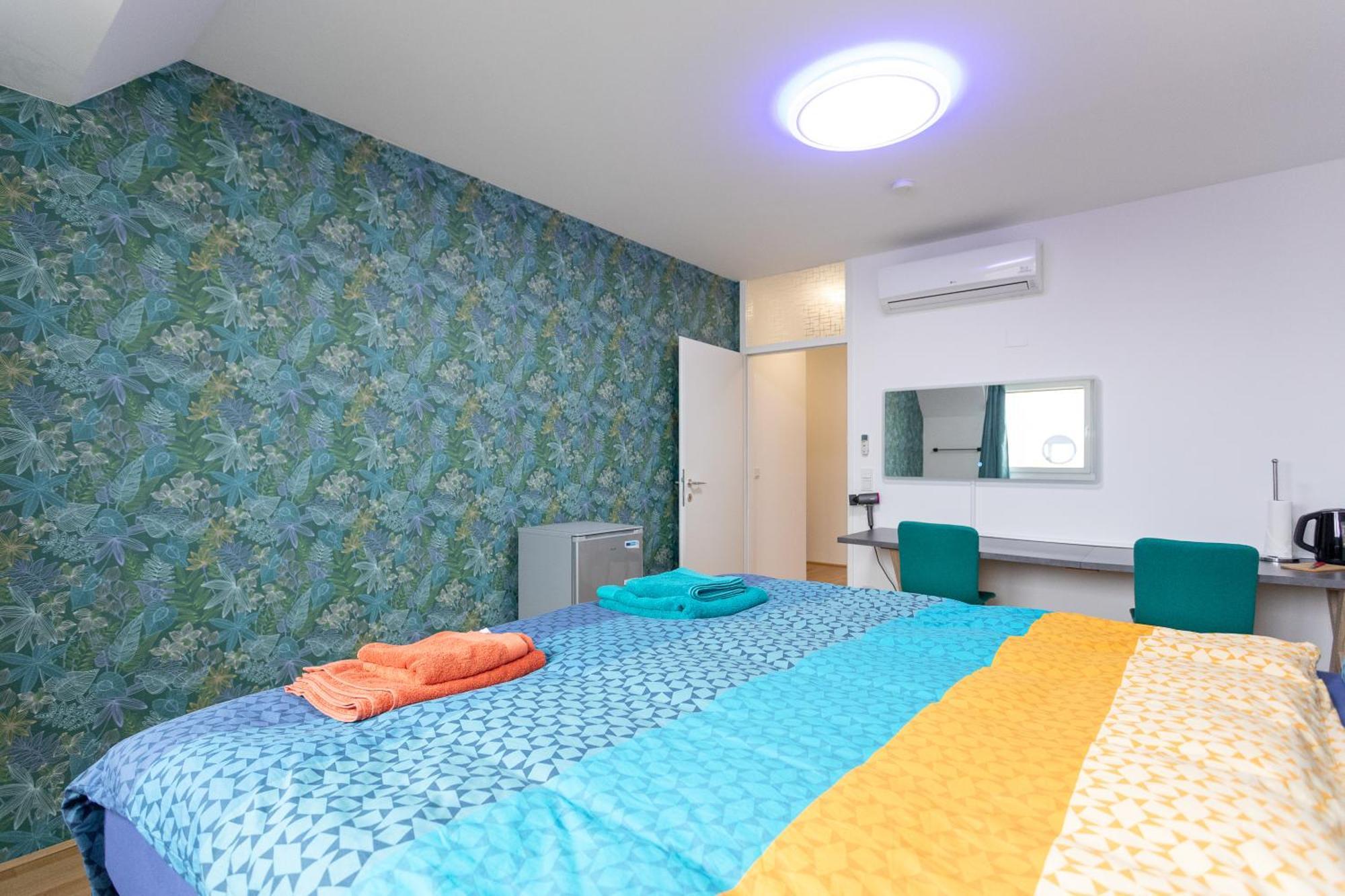 Private Room With Ac- Microwave, Personal Fridge & Metro Access - 7 Min To Center Wien Eksteriør billede