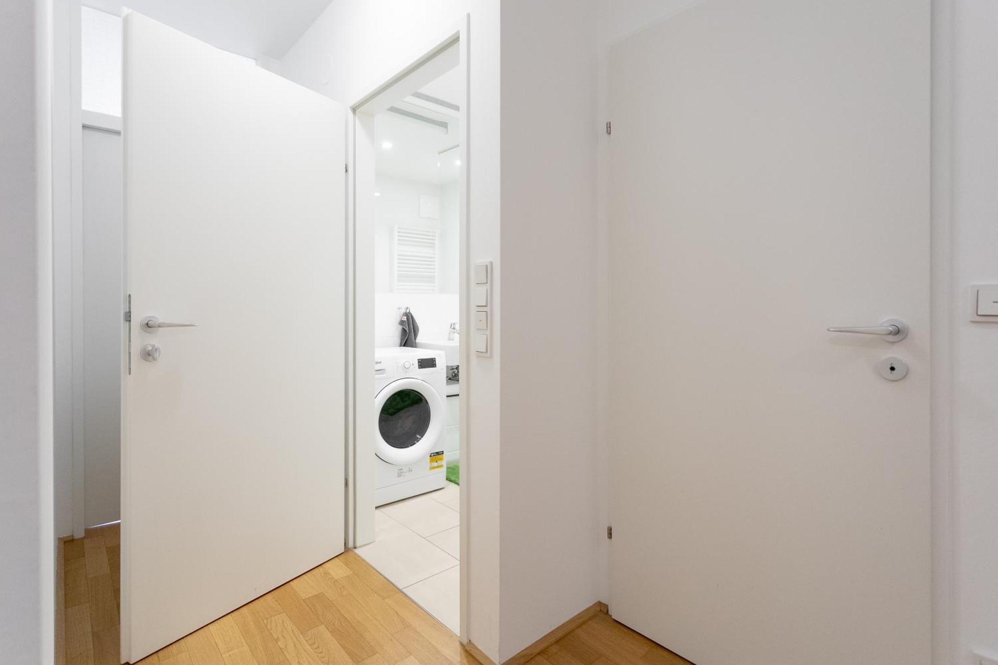 Private Room With Ac- Microwave, Personal Fridge & Metro Access - 7 Min To Center Wien Eksteriør billede